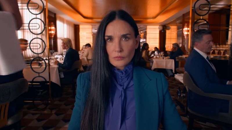 On her fiftieth birthday, Elisabeth goes into the men’s bathroom because the women’s bathroom was out of order. While inside a bathroom stall, she overhears a movie producer talking on his cell phone about her, calling her an old hag, and they need to find a young and sexy IT girl.